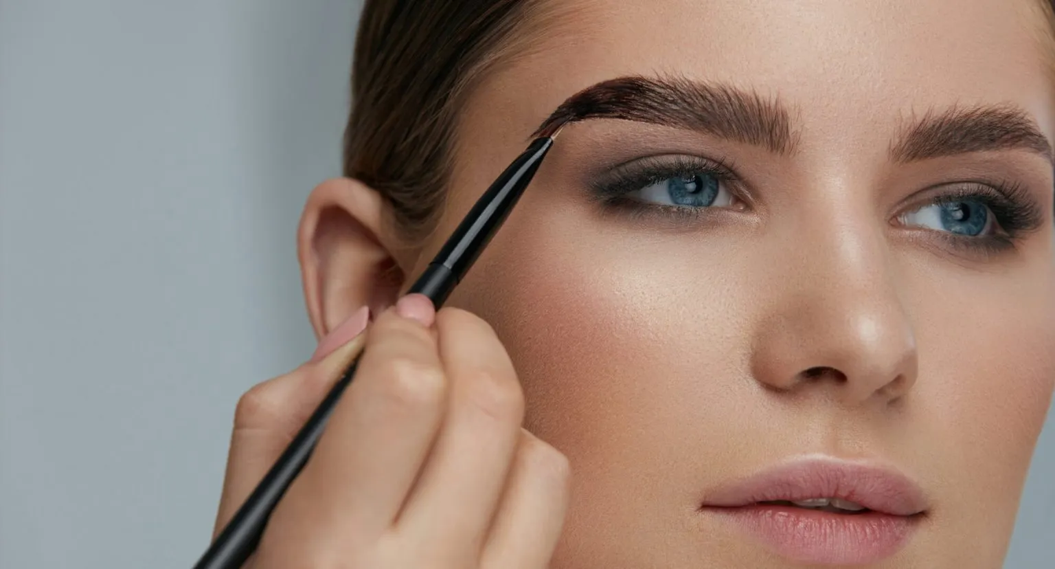 femme avec teinture de sourcils