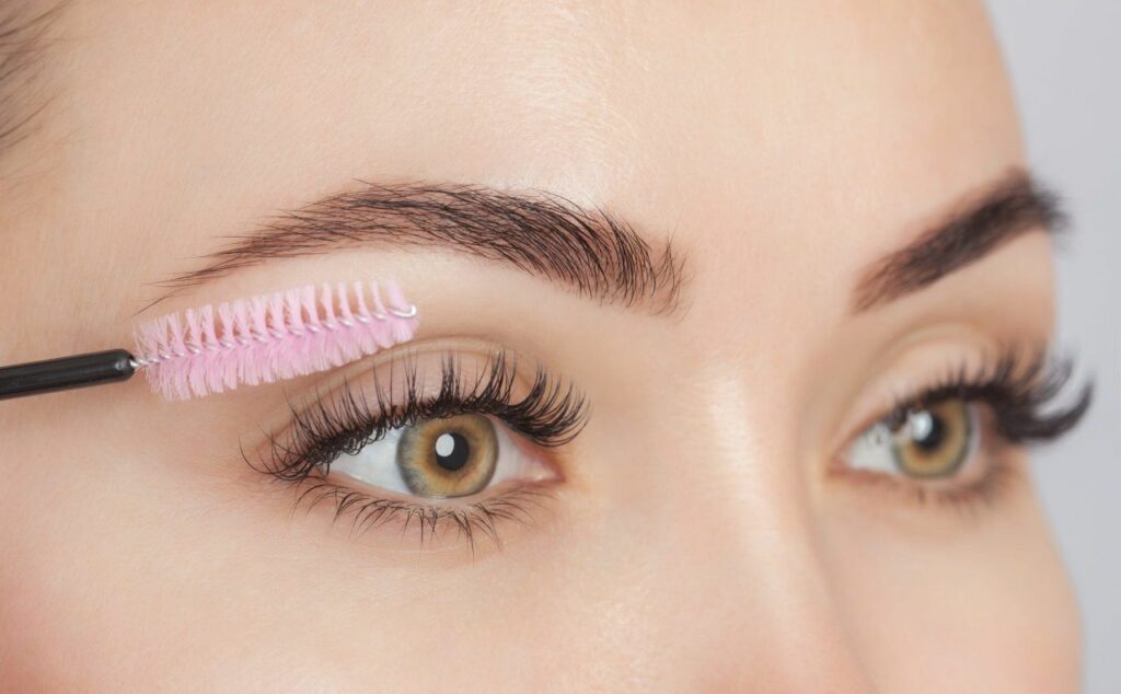 Femme aux cils et sourcils dessinés